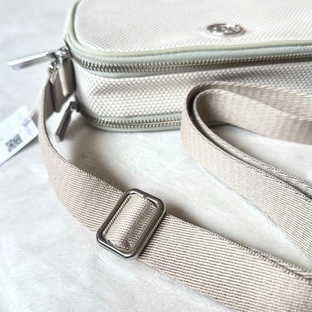 NWT Lululemon Crossbody Camera Bag *Canvas 2L – Movage Tan/Light Ivory/Raw Linen - Picture 6 of 16
